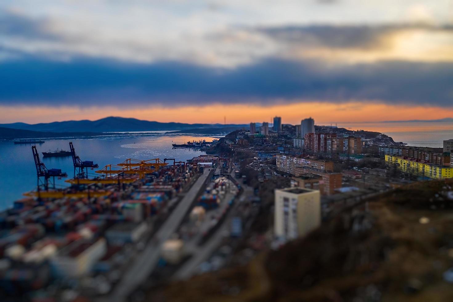 paisaje urbano con vista al puerto comercial. foto