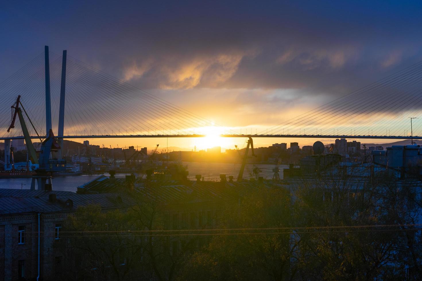 el horizonte de la ciudad a la luz del atardecer. foto