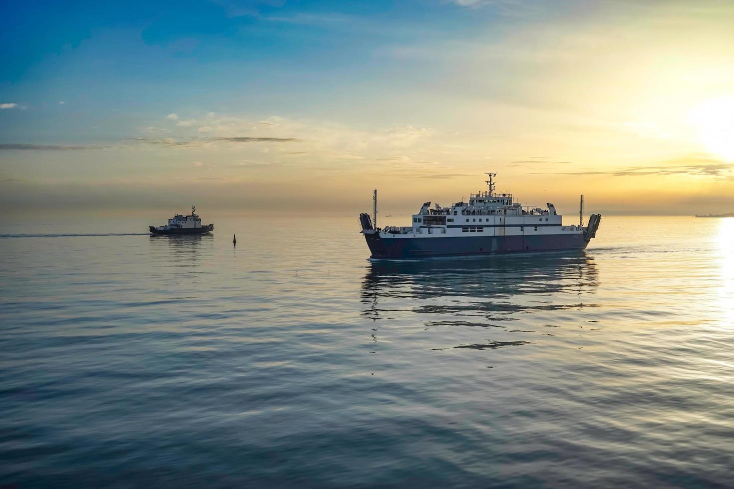 el estrecho de kerch al atardecer, la vista del mar. foto