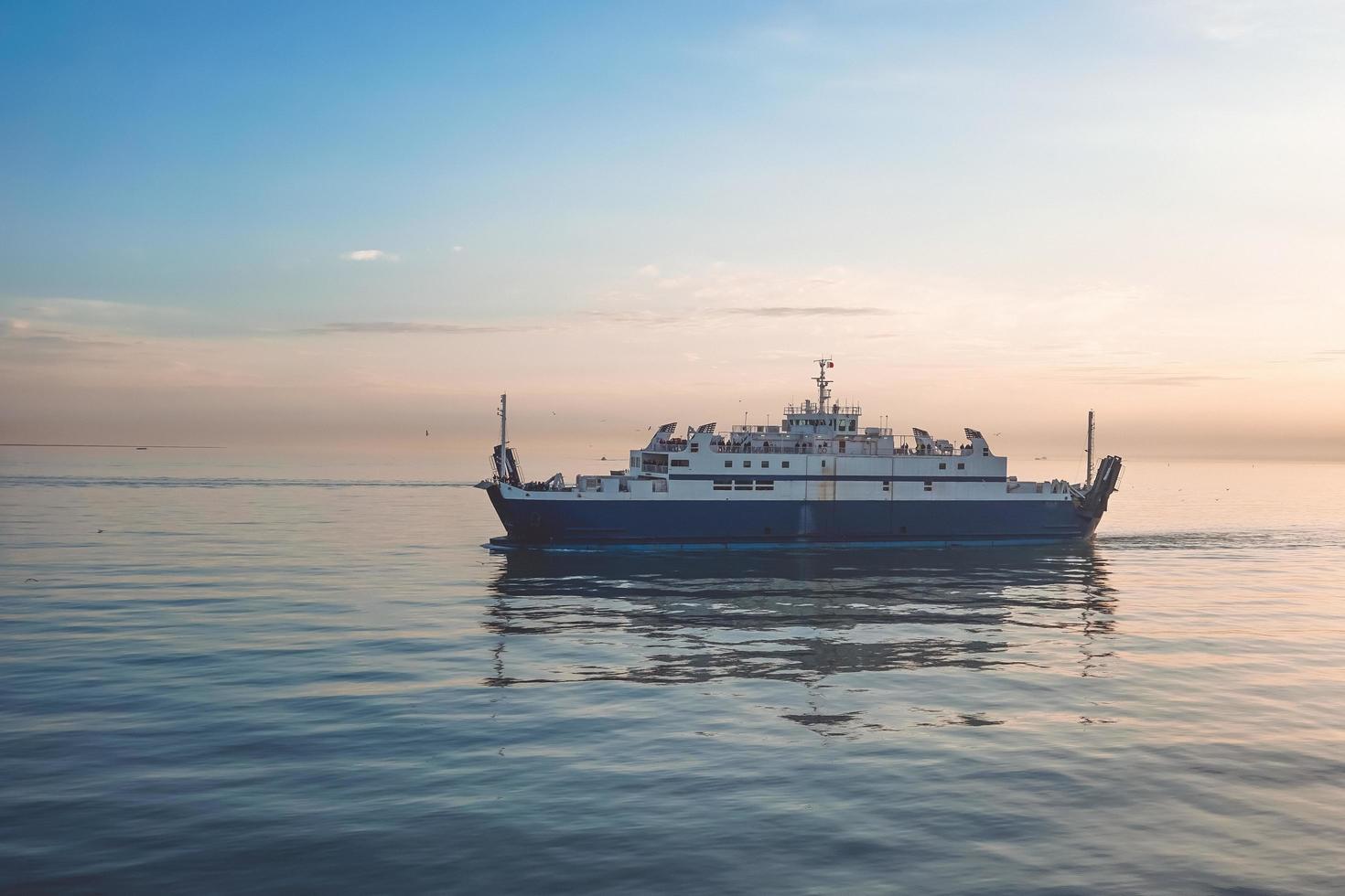 el estrecho de kerch al atardecer, la vista del mar. foto