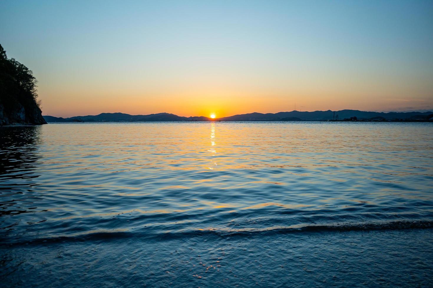 paisaje marino con vistas a una hermosa puesta de sol. foto