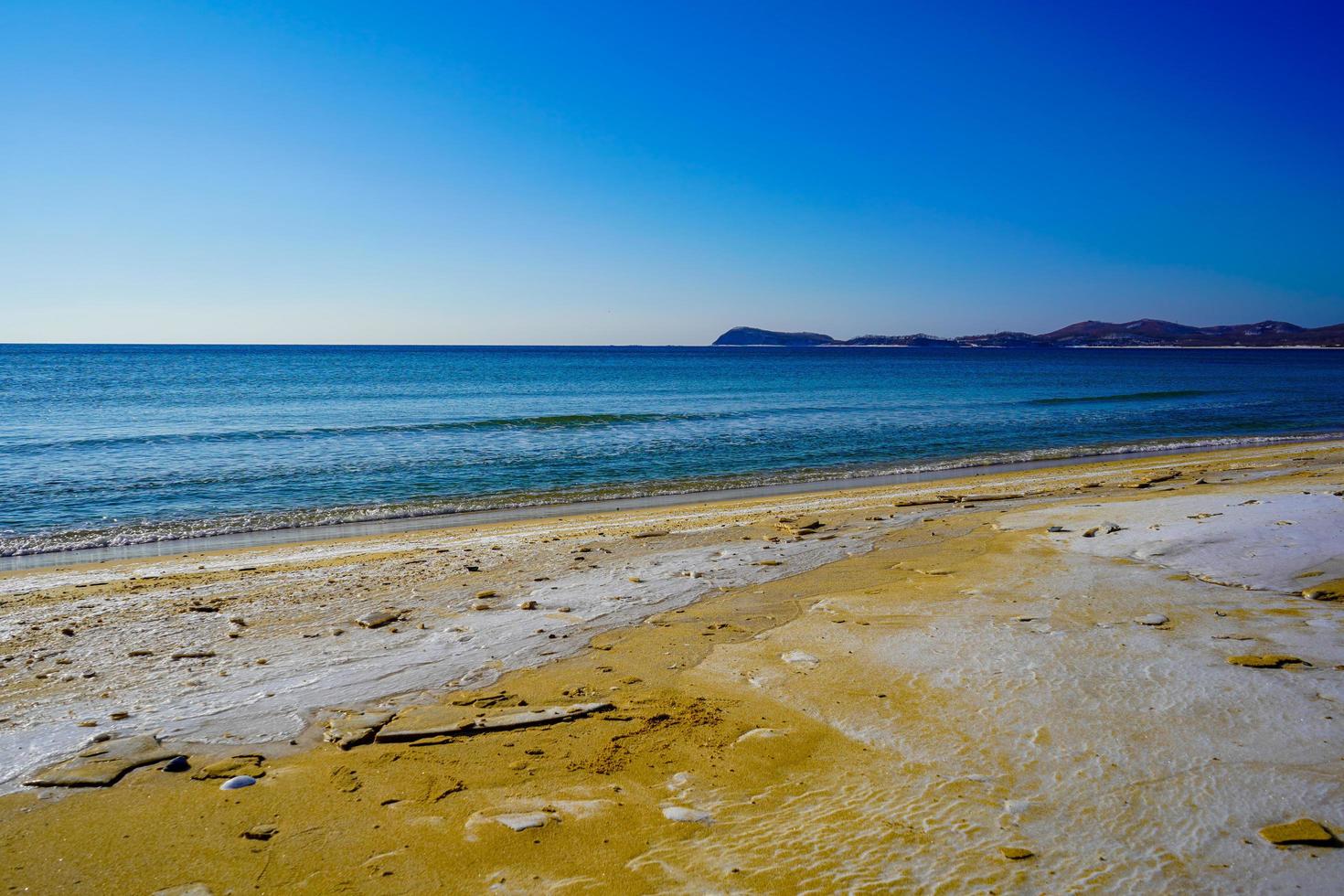 paisaje marino con una playa en la nieve foto