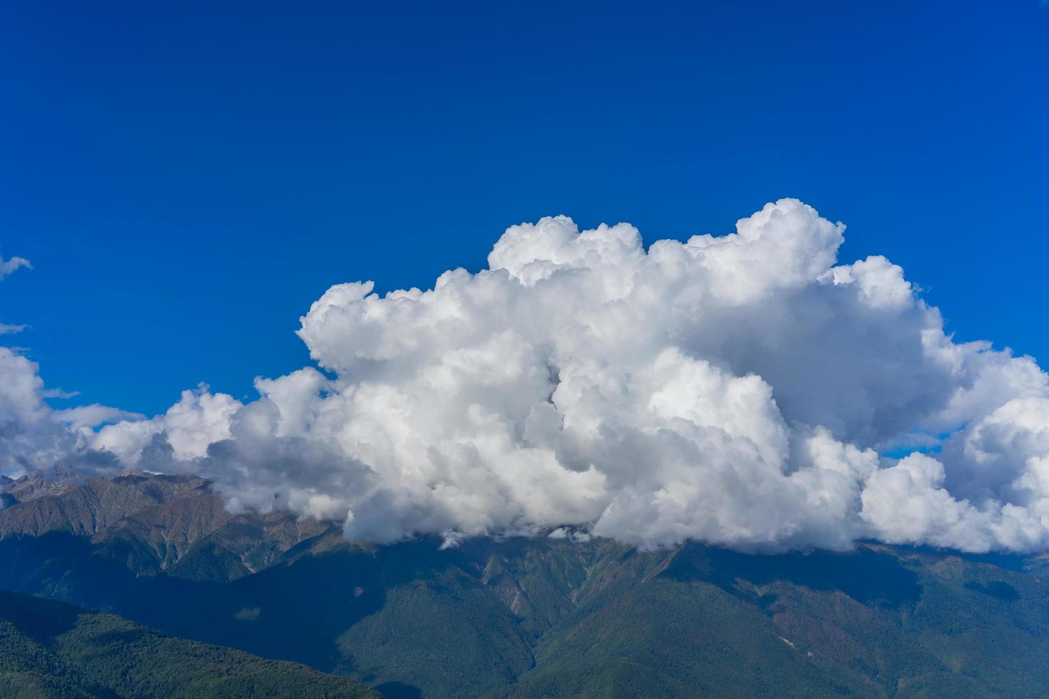 paisaje de montaña contra el cielo azul nublado en krasnaya polyana sochi foto