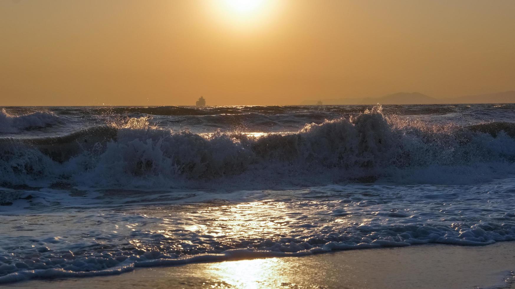 puesta del sol horizonte del mar barco de carga silueta paisaje. foto