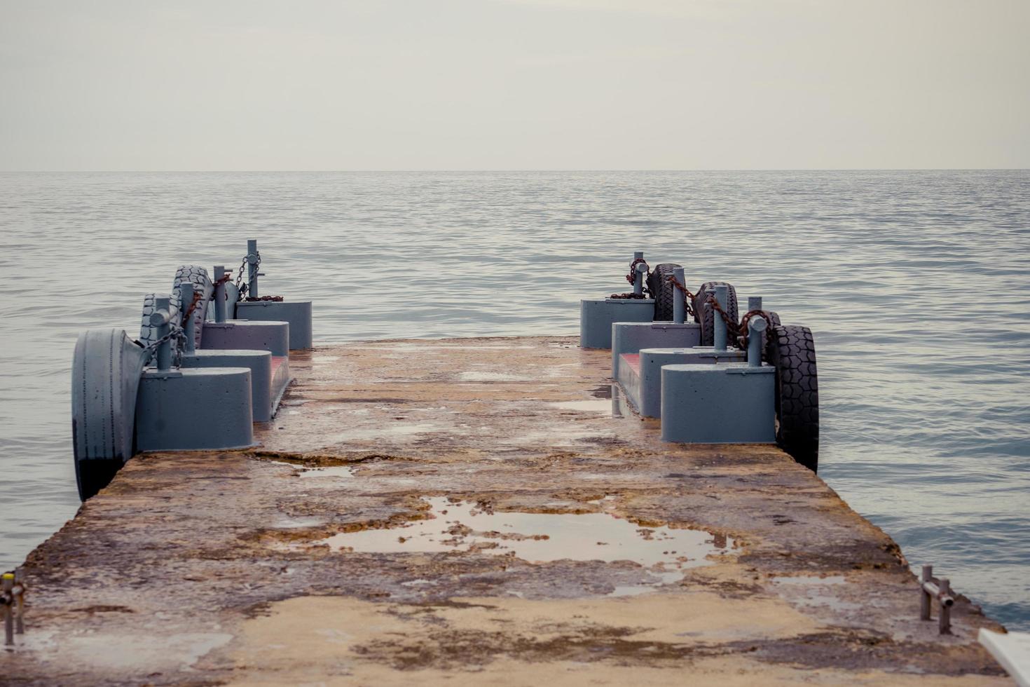 paisaje marino con un muelle en el fondo del agua foto