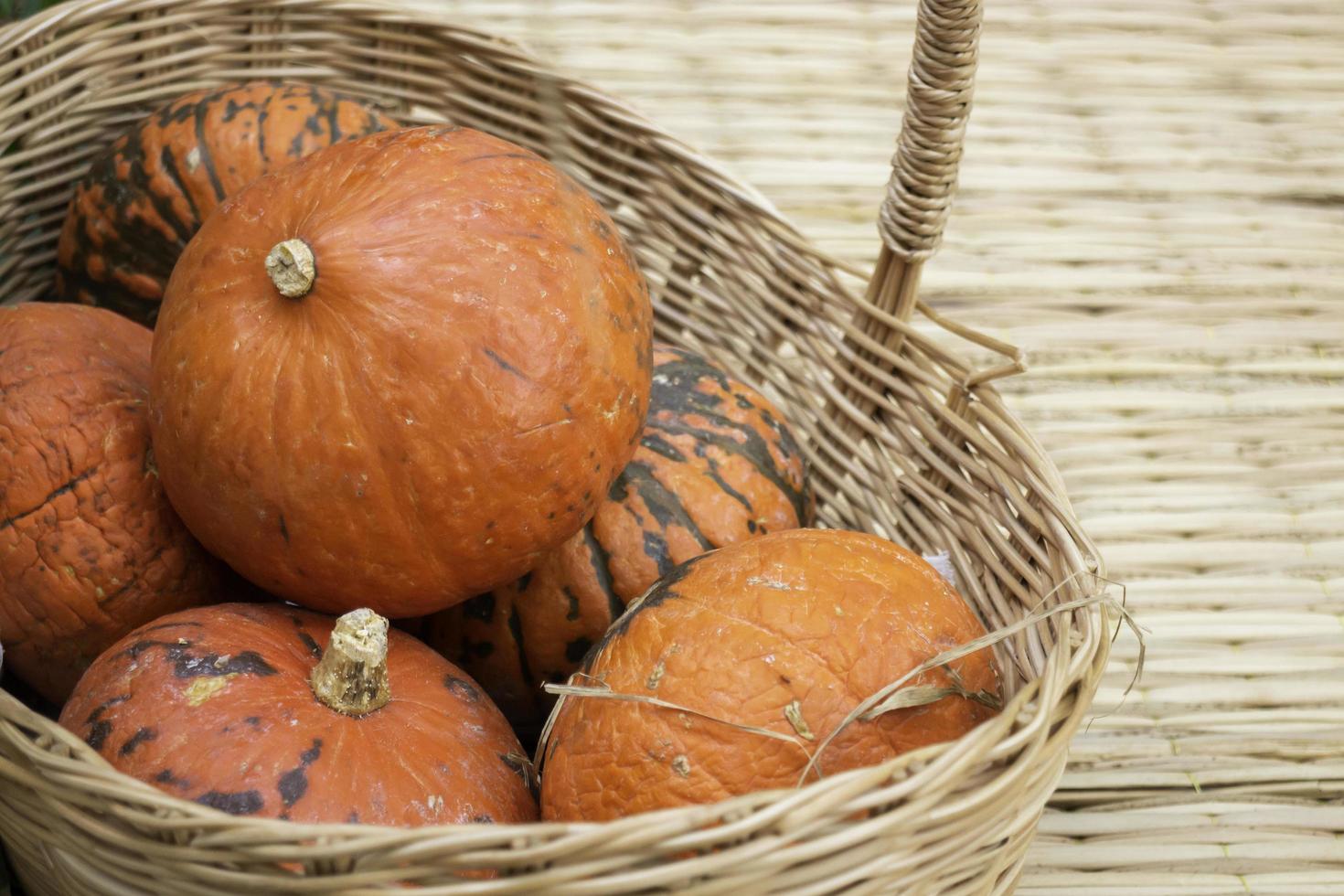 primer plano, de, calabazas, en, un, canasta foto