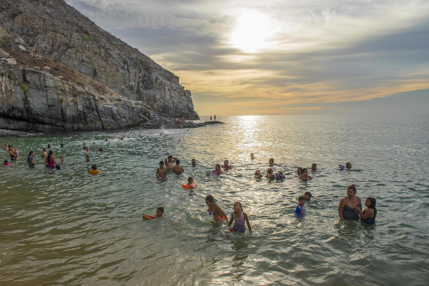 La gente disfruta de vacaciones en Punta Lobos en Todos Santos, Baja California Sur, México foto