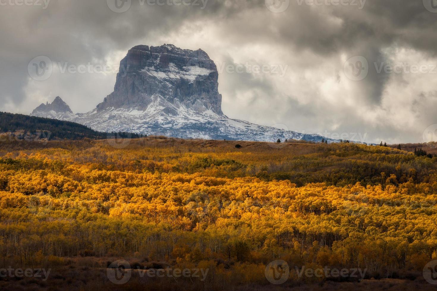 Chief Mountain en otoño en el parque nacional de los glaciares de Montana, EE. foto