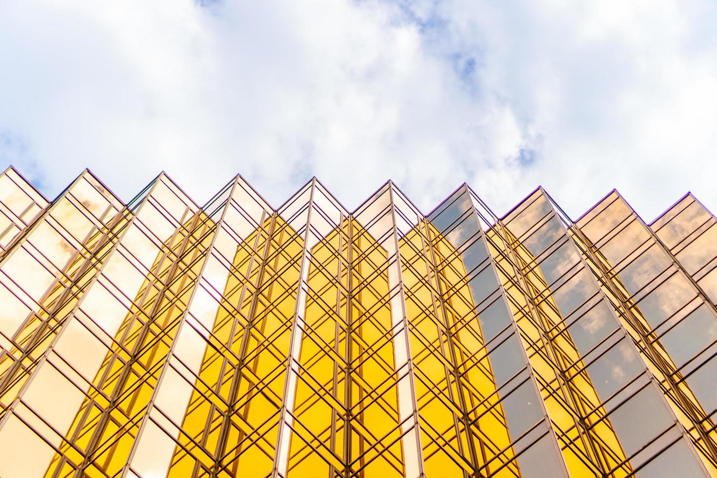 Edificios altos dorados y reflejos de vidrio en la isla de Hong Kong, conceptos comerciales de edificios y arquitectura. foto