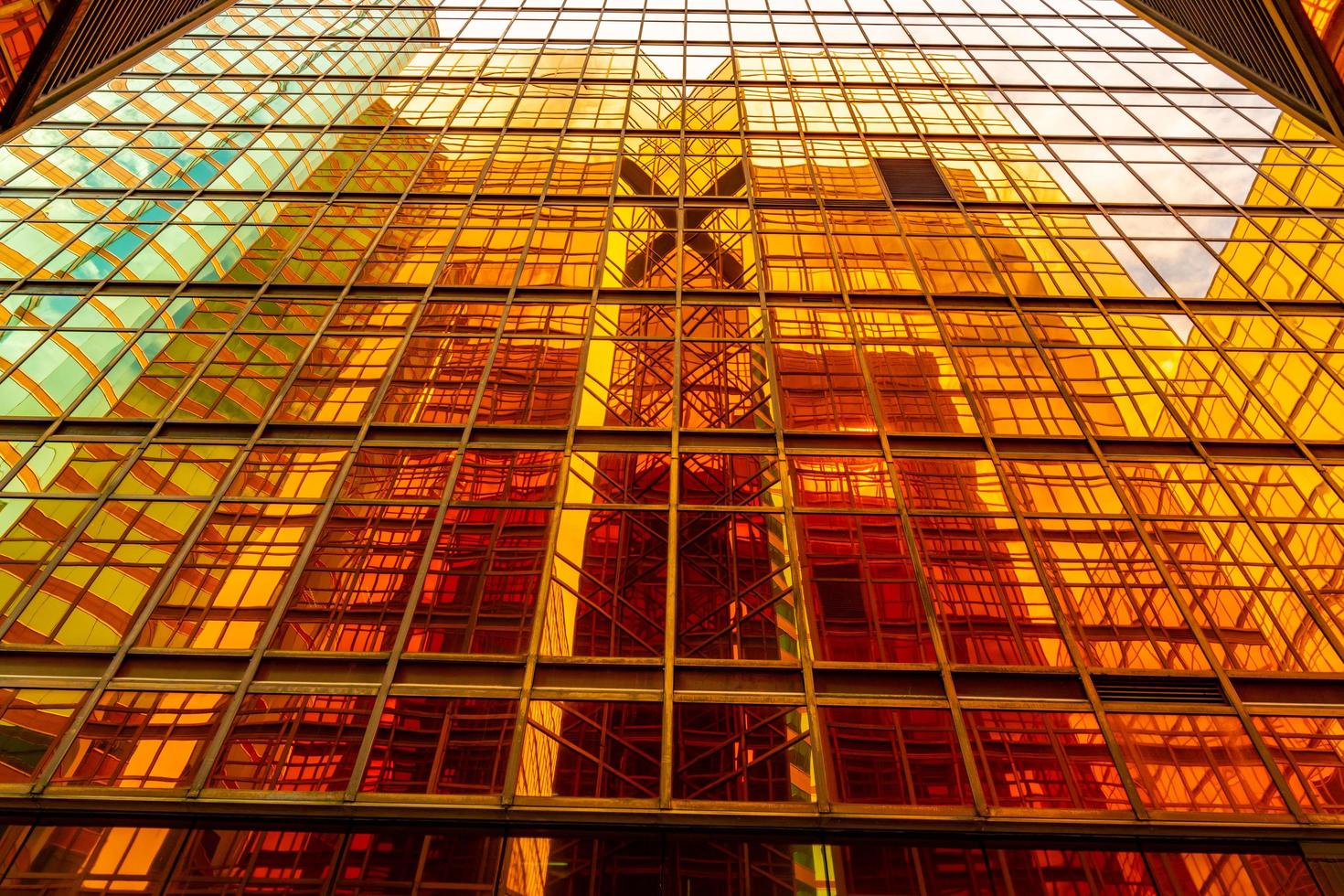 Edificios altos dorados y reflejos de vidrio en la isla de Hong Kong, conceptos comerciales de edificios y arquitectura. foto