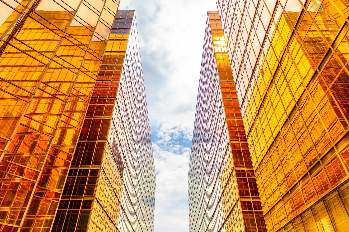 Edificios altos dorados y reflejos de vidrio en la isla de Hong Kong, conceptos comerciales de edificios y arquitectura. foto