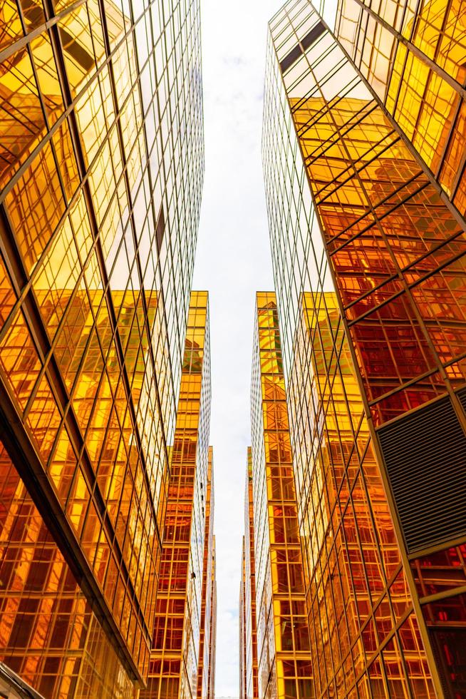 Edificios altos dorados y reflejos de vidrio en la isla de Hong Kong, conceptos comerciales de edificios y arquitectura. foto