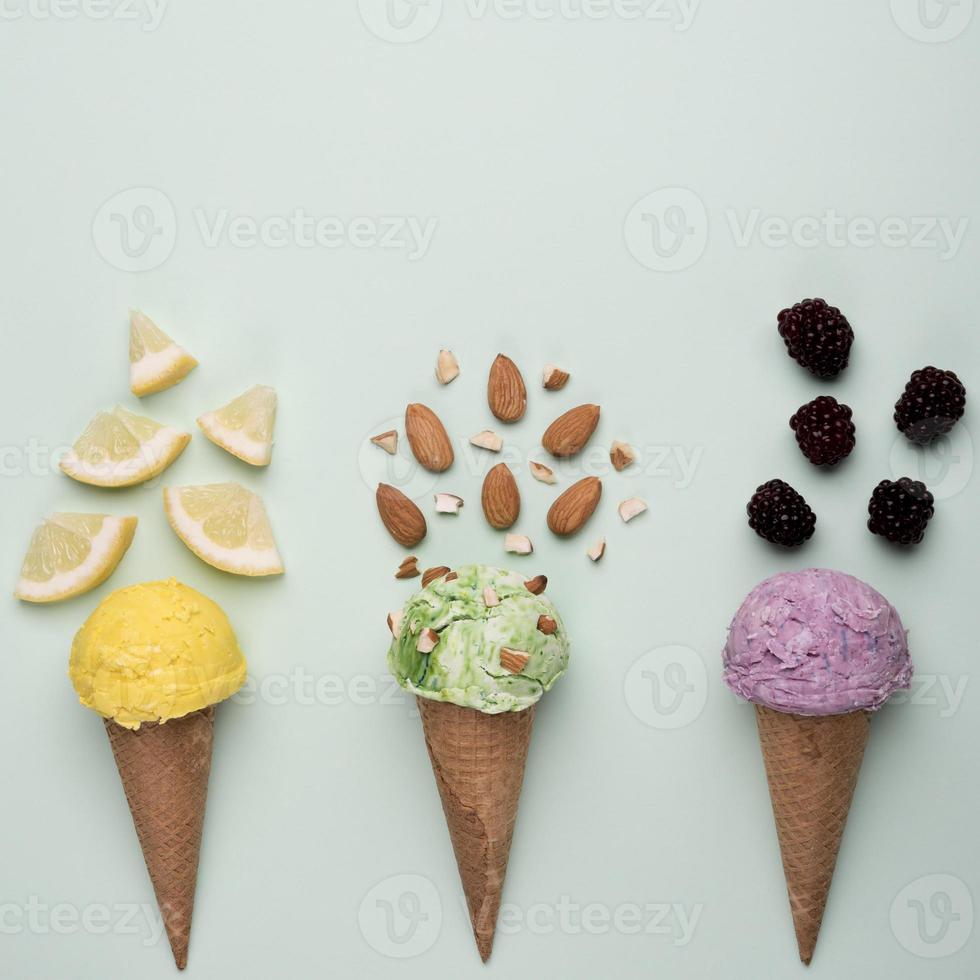 Vista superior deliciosos helados con espacio de copia foto