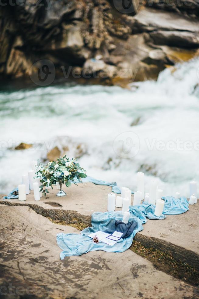 un río de montaña en las montañas de los cárpatos foto