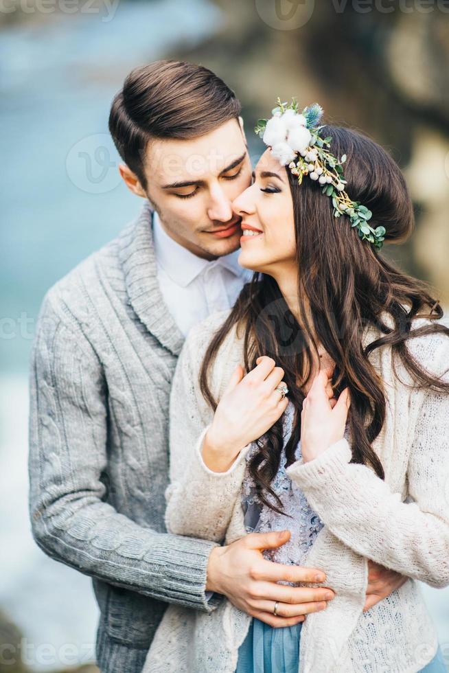 joven pareja enamorada en un río de montaña foto