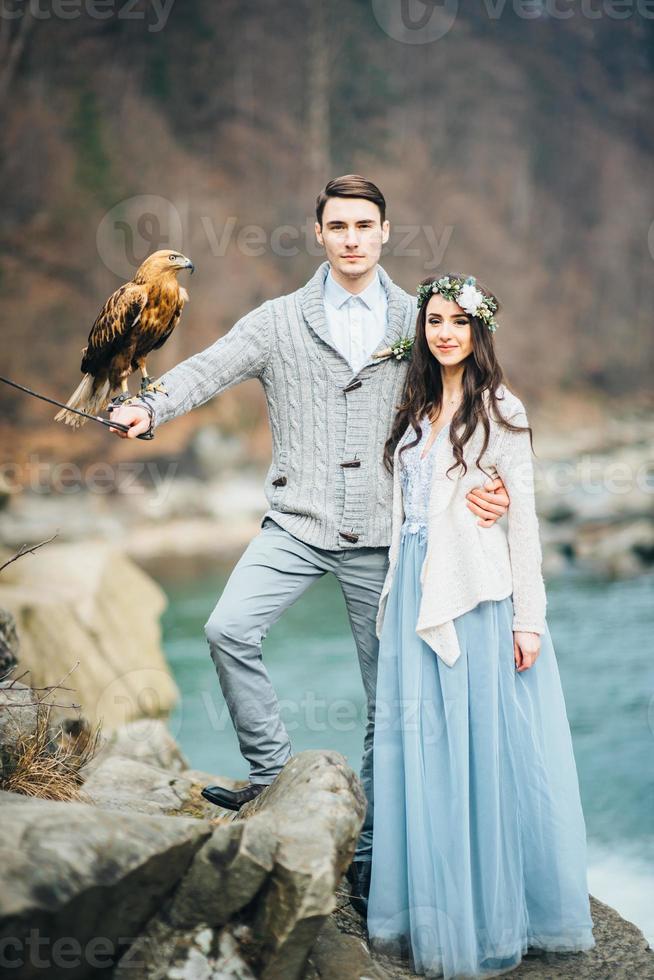 joven pareja enamorada en un río de montaña foto