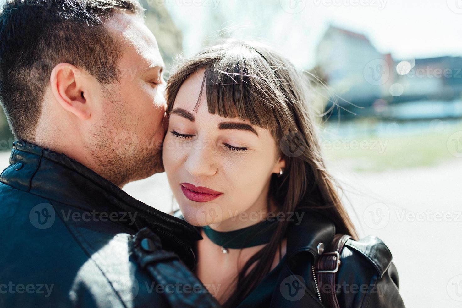 Feliz chico y chica caminando por las calles turísticas de la vieja Europa foto