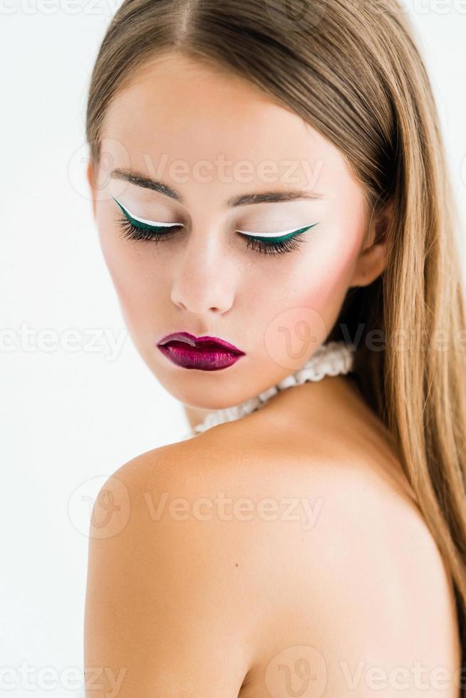 Chica con una blusa blanca y una falda negra sobre un fondo blanco. foto