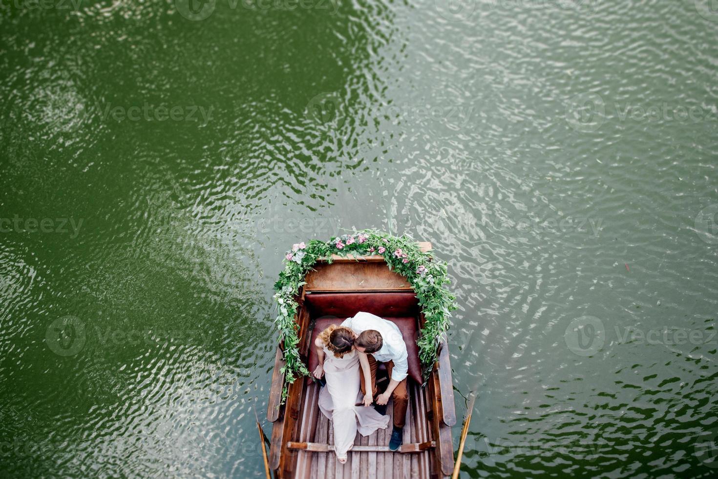 un viaje en barco para un chico y una chica por los canales y bahías del río foto