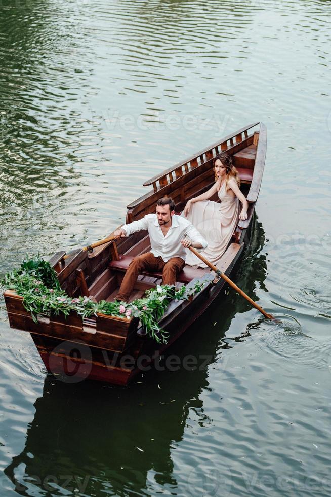 un viaje en barco para un chico y una chica por los canales y bahías del río foto
