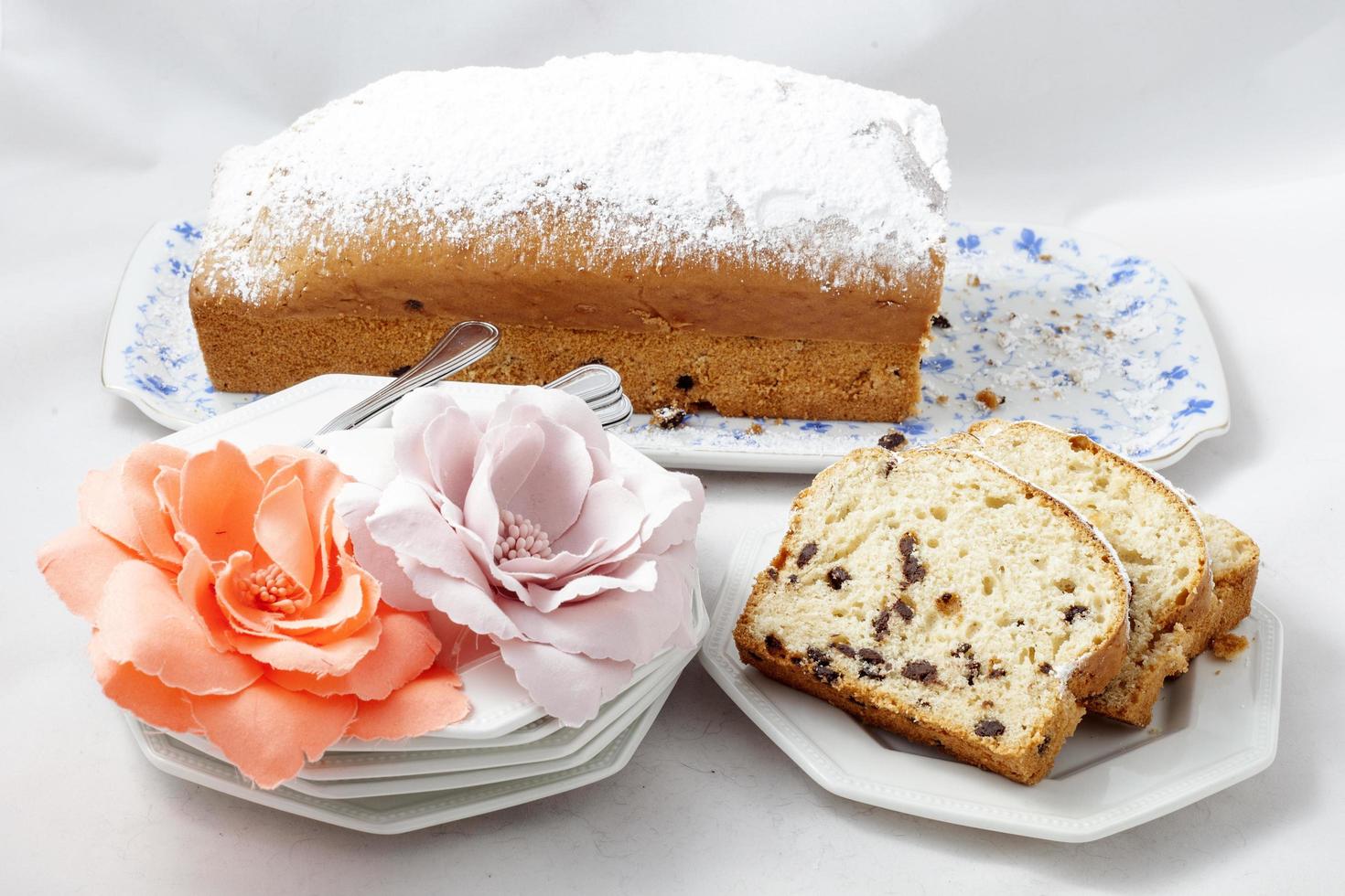 pastel de ciruela con flores foto