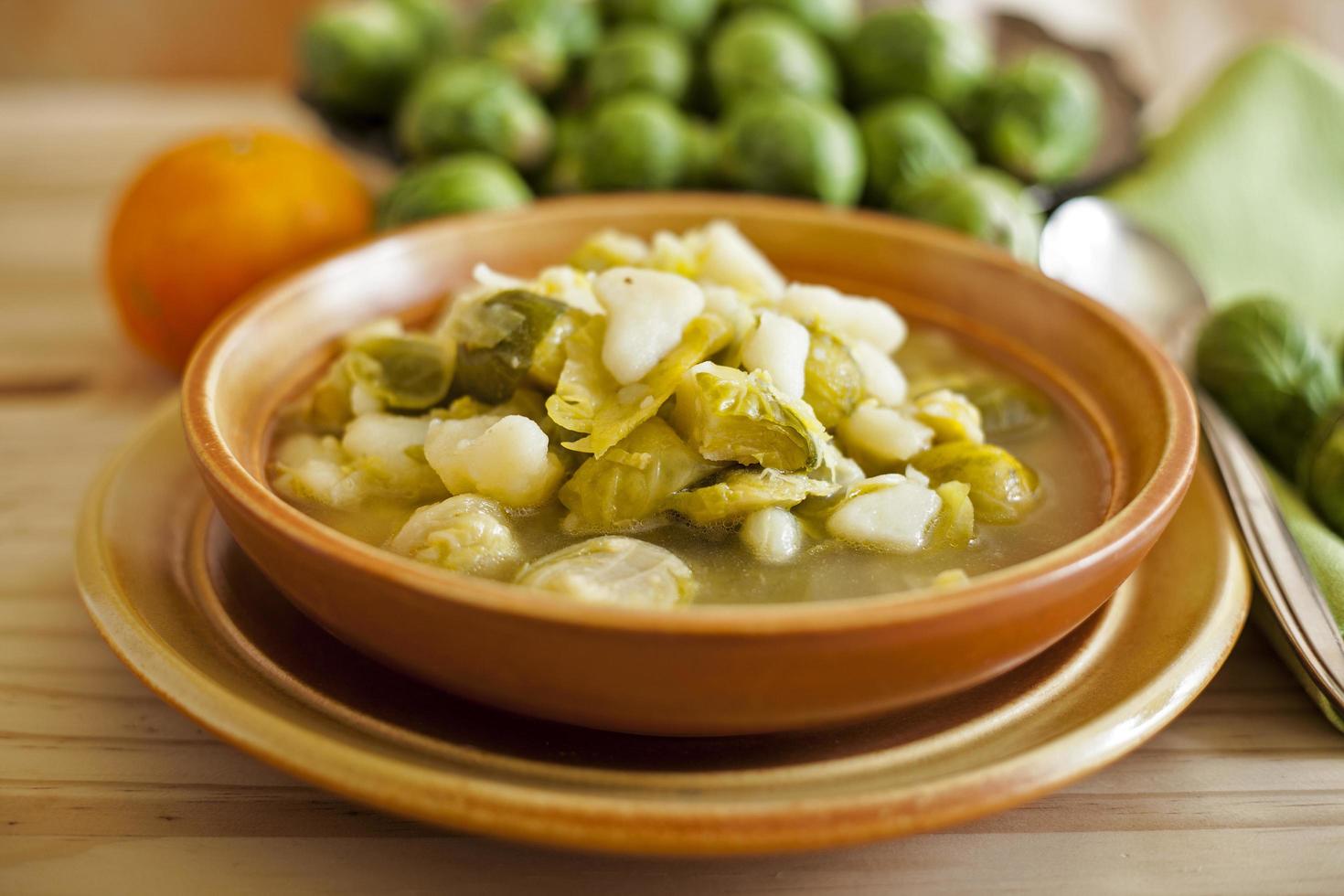 sopa fresca de coles de Bruselas foto