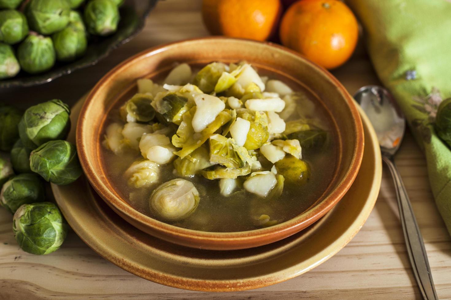 sopa con coles de Bruselas frescas foto