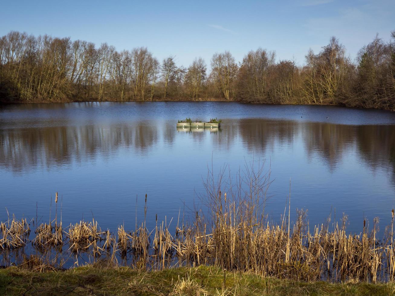 Lago en los humedales de la cueva norte East Yorkshire, Inglaterra foto