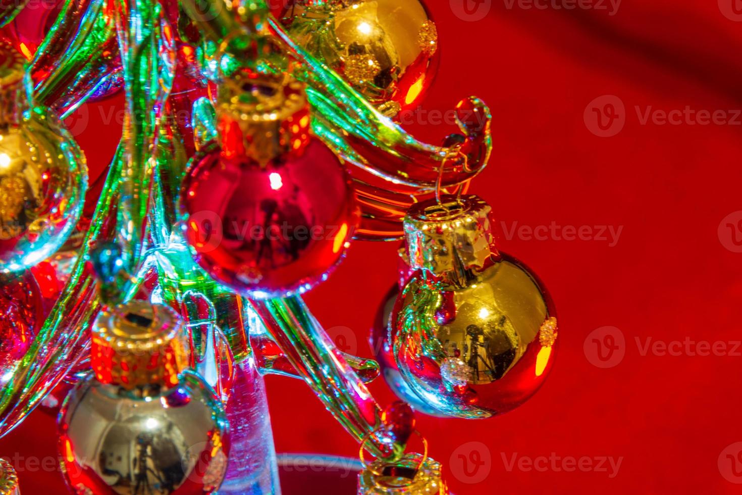 adornos de un mini árbol de navidad de vidrio iluminado foto