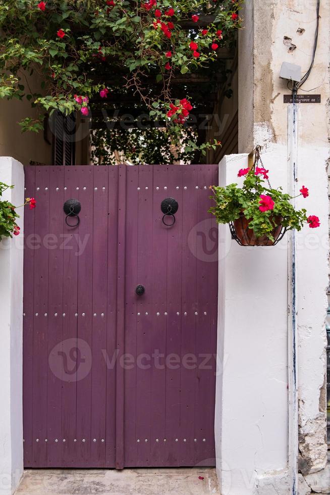 Hermosa entrada al patio de una casa tradicional en la vieja Nicosia, Chipre foto