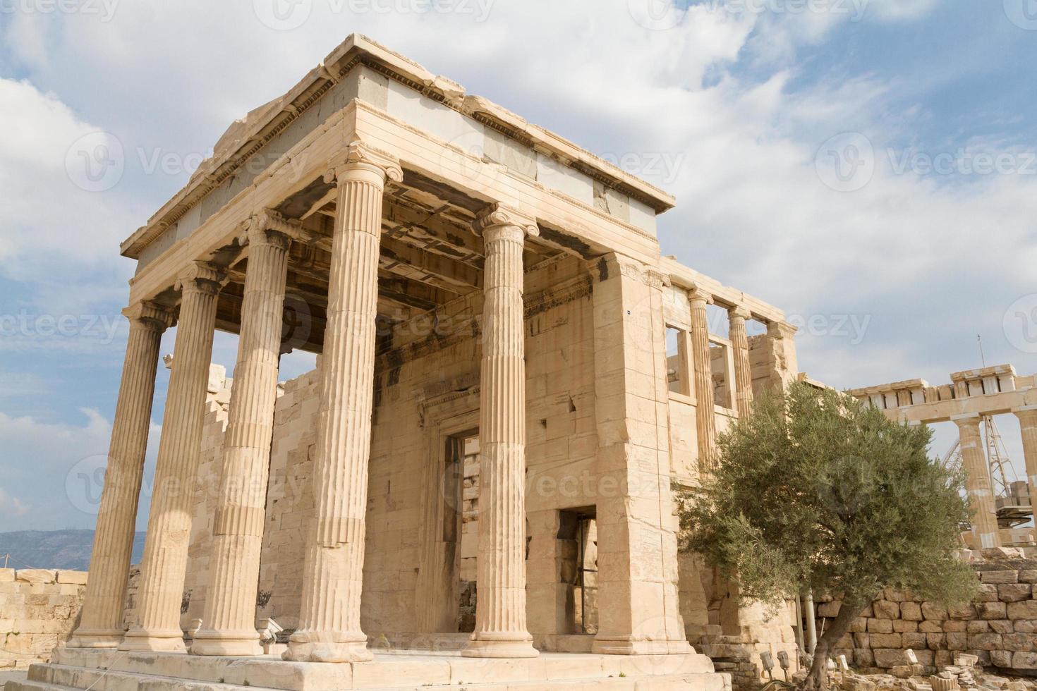 Templo y olivo en la Acrópolis de Atenas, Grecia foto