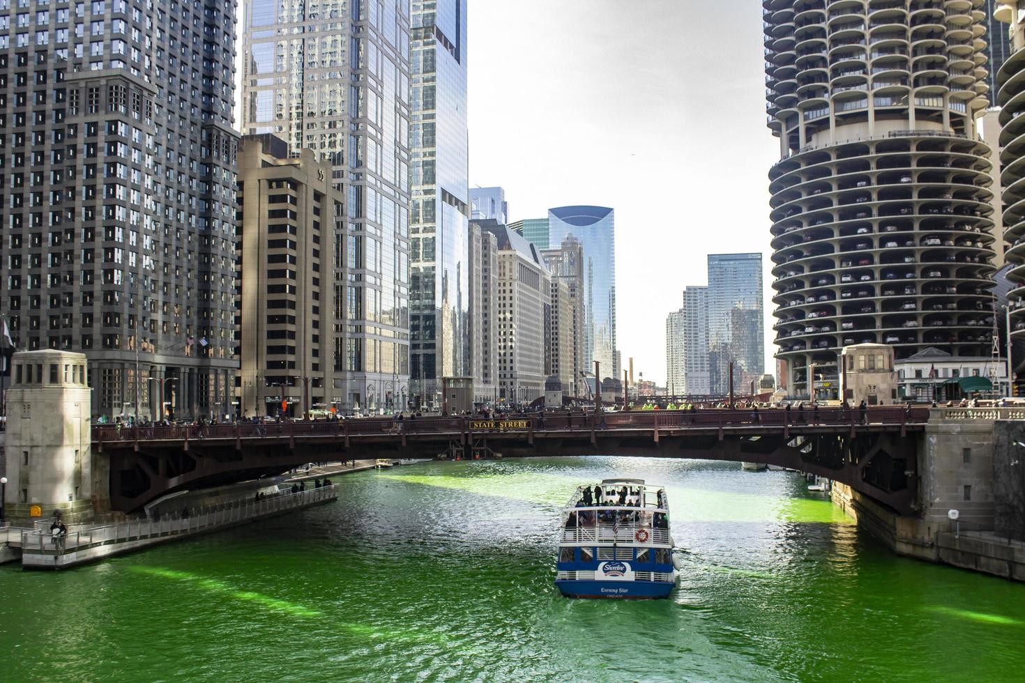 Chicago, Illinois, 17 de marzo de 2017 - barco debajo de un puente en el Chicago Riverwalk foto