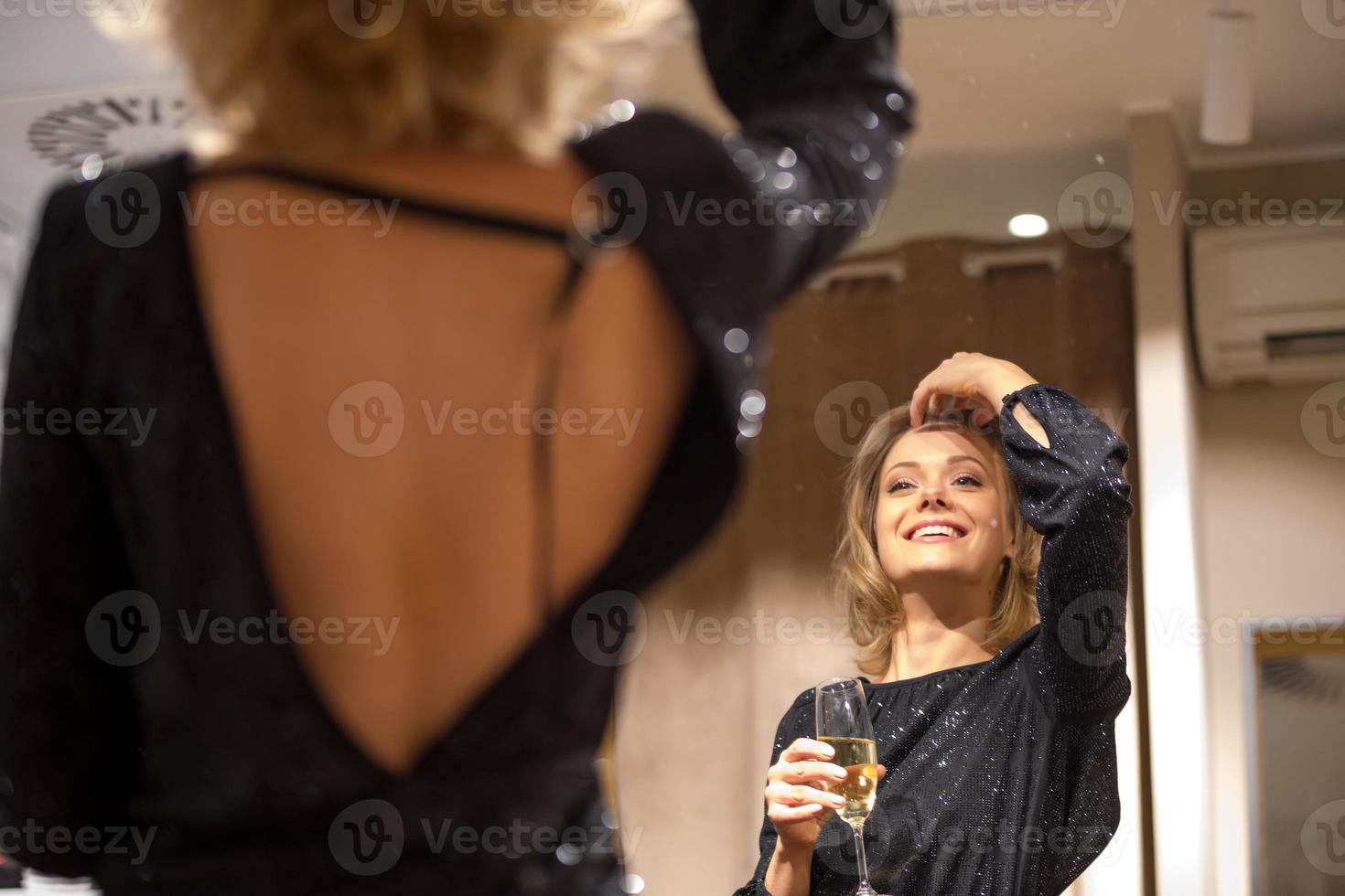 mujer atractiva bebiendo en el espejo foto