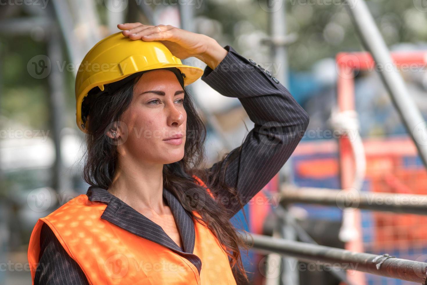 trabajador de la construcción arreglando su casco de seguridad foto
