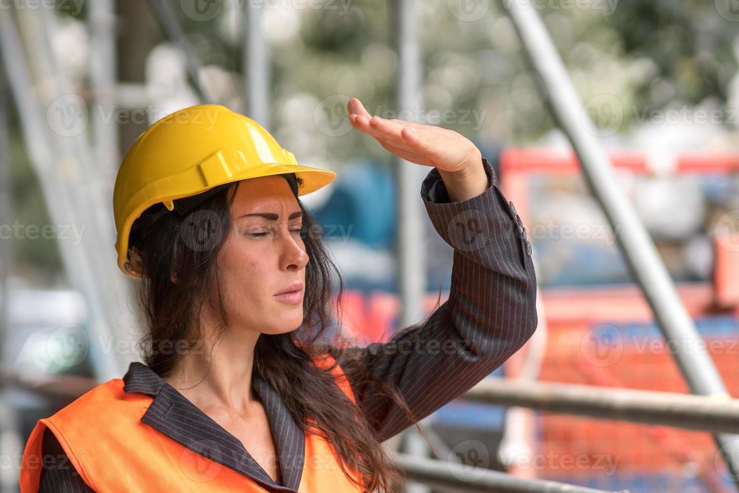 mujer ingeniero en el sitio de construcción en verano foto