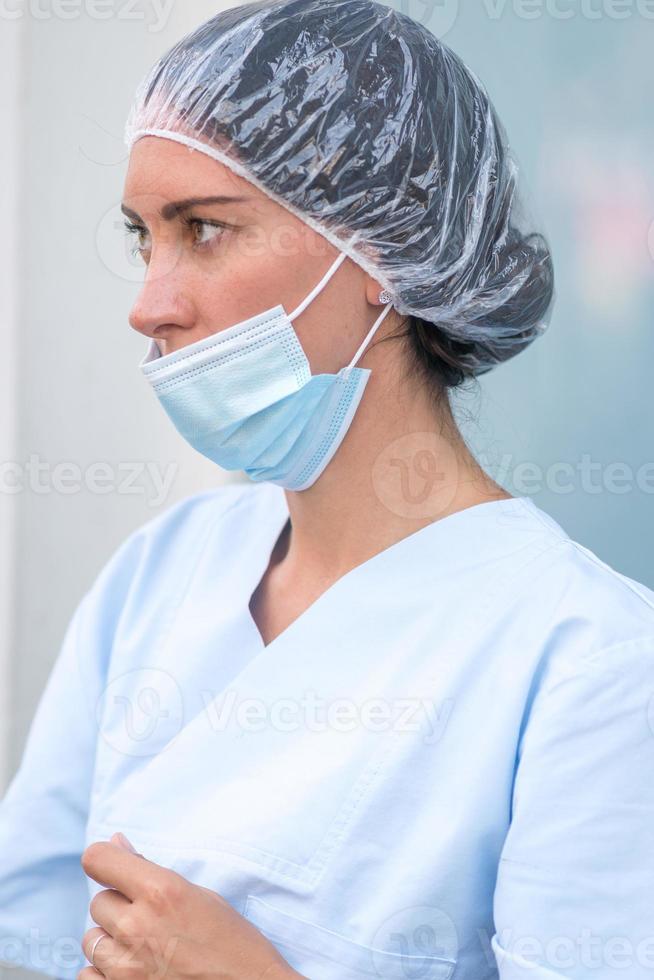 enfermera con la mascarilla sin cubrir su nariz foto