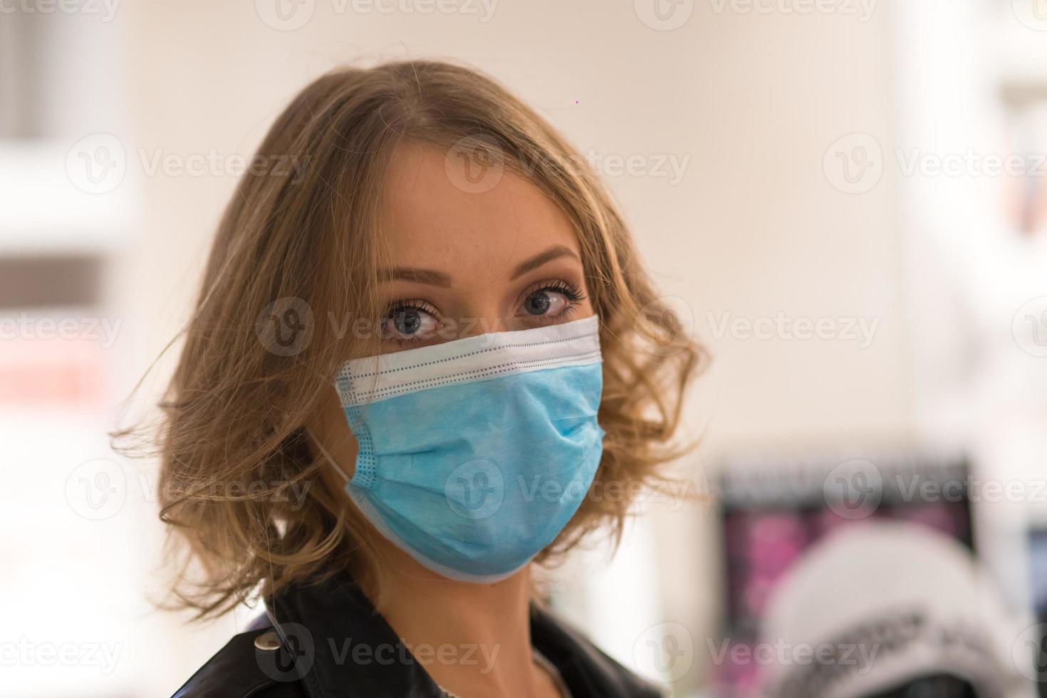 mujer joven con una mascarilla médica foto