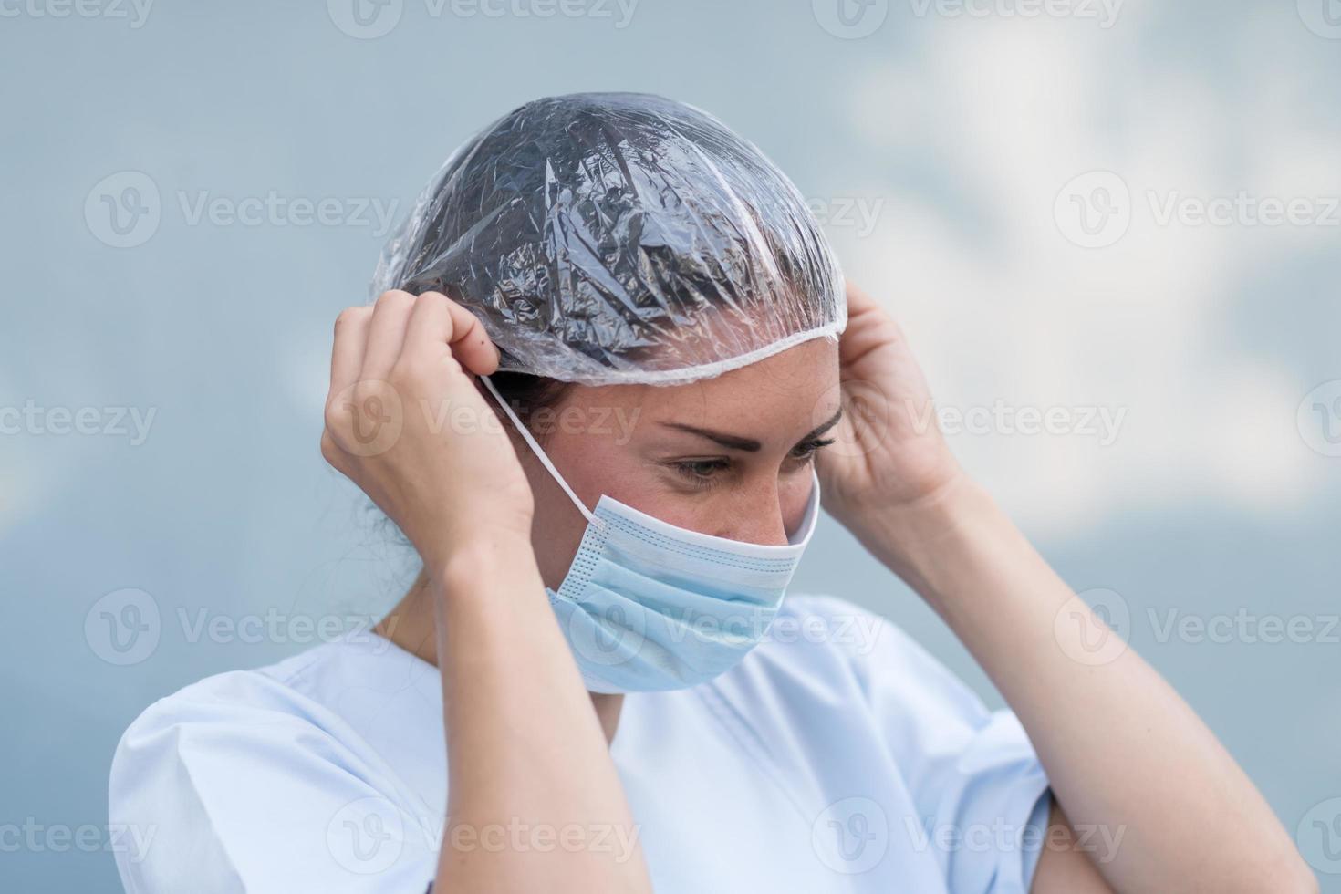 Doctora poniéndose su mascarilla facial foto