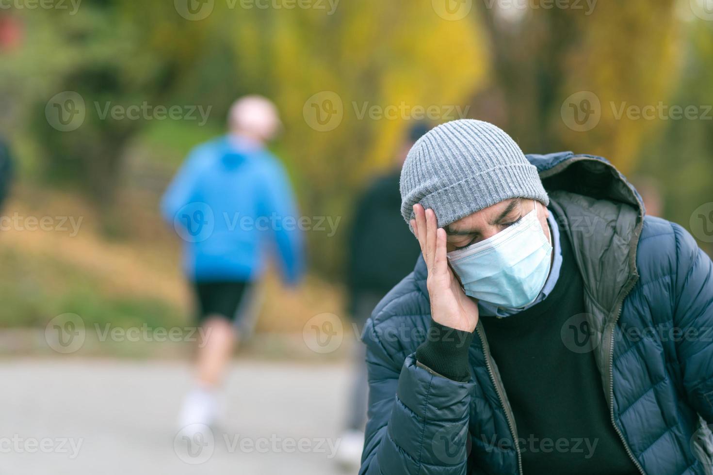 dolor de cabeza en el parque durante la pandemia de covid foto