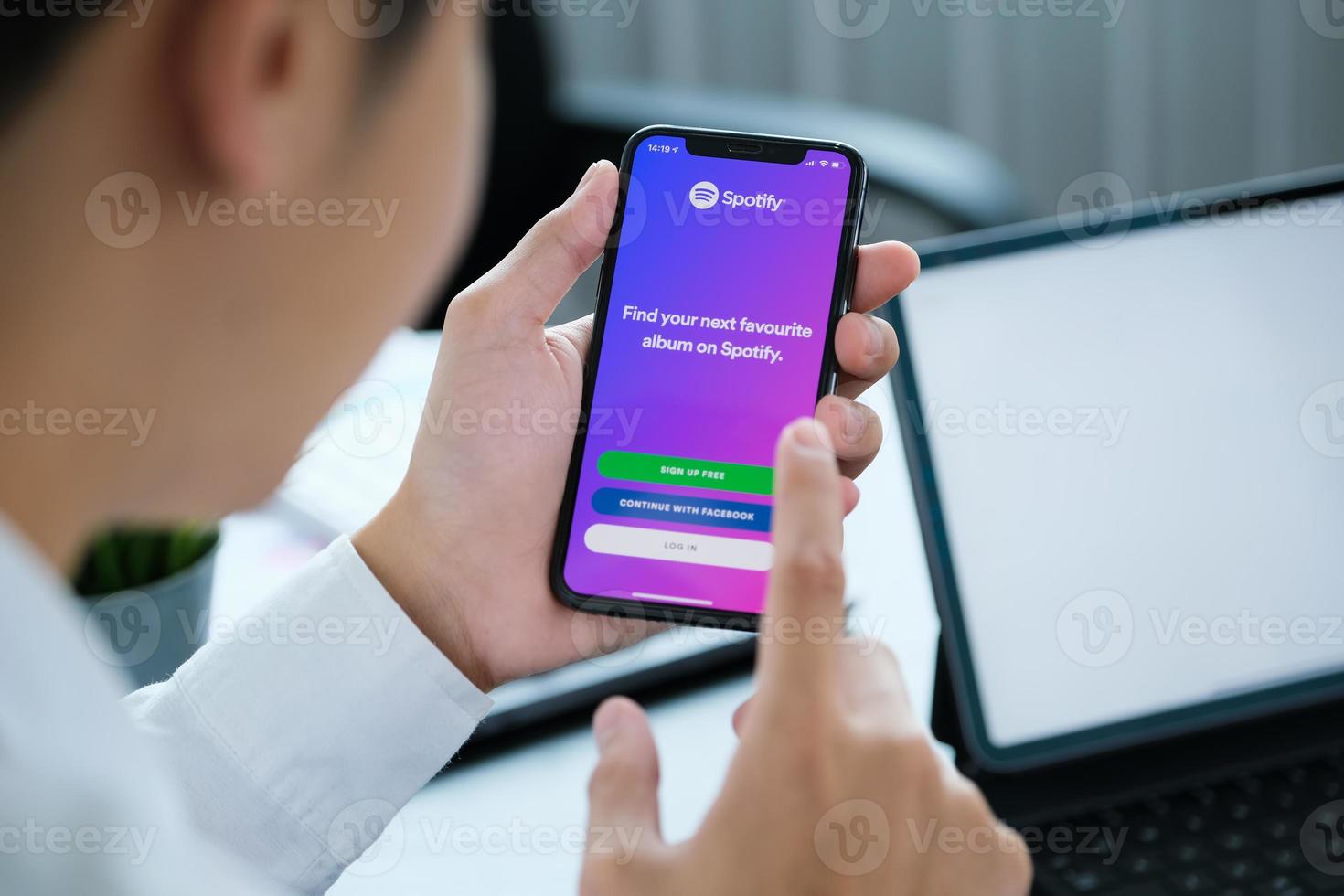 chiangmai tailandia, 6 de abril de 2021 - hombre usando spotify en el teléfono foto