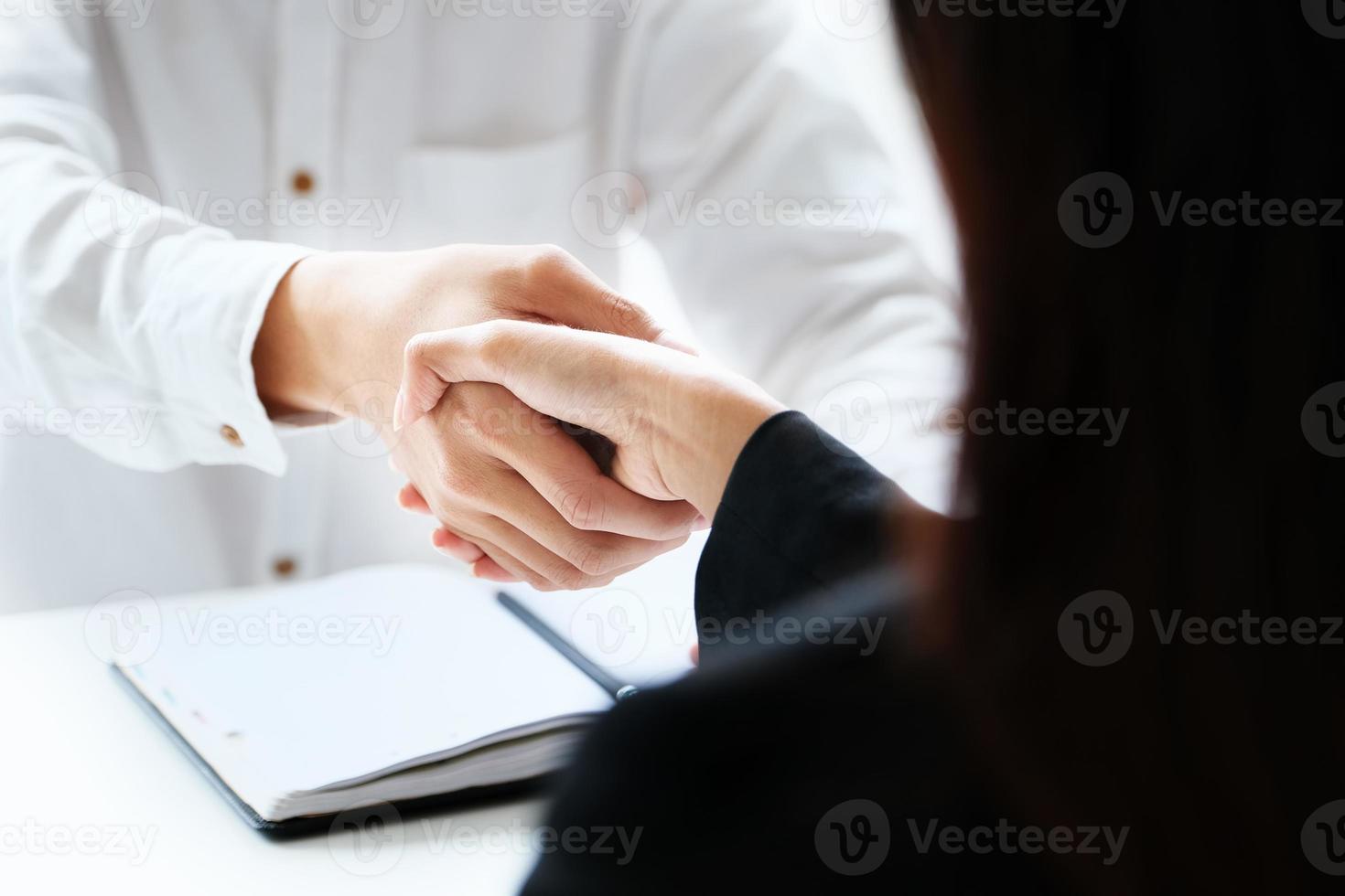 apretón de manos de negocios en reunión foto