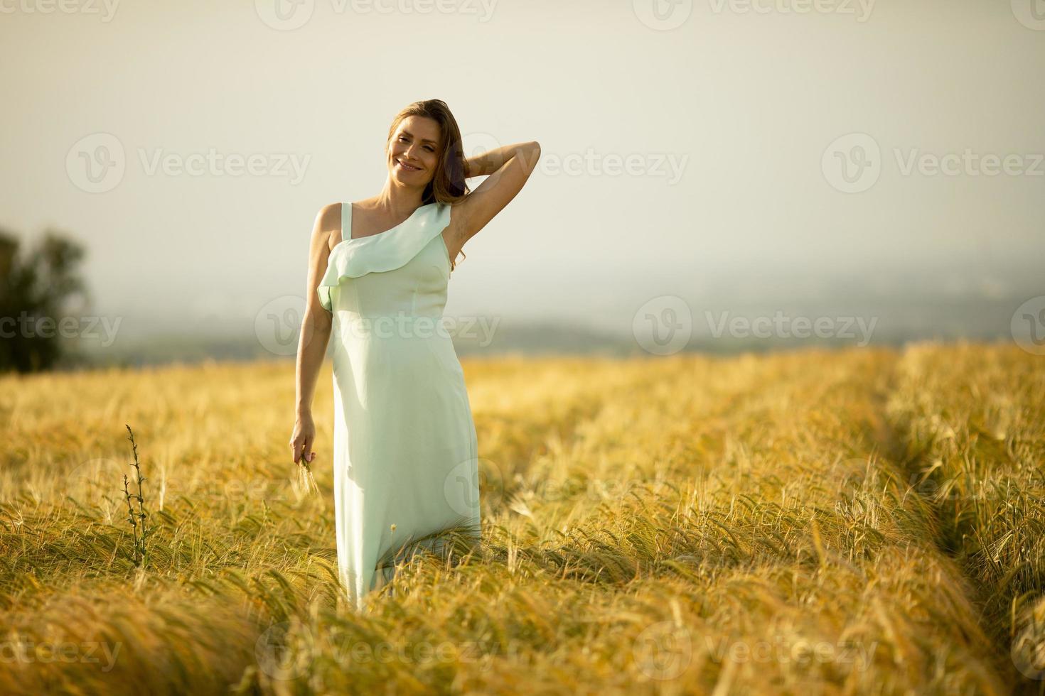 mujer embarazada en un campo foto