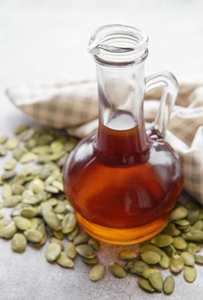 botella con aceite de semilla de calabaza foto