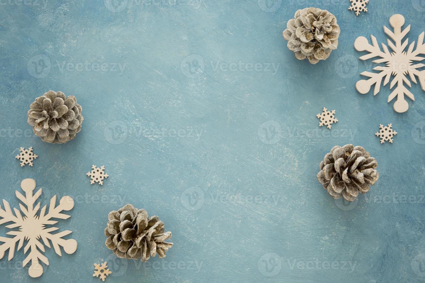 vista superior conos de pino de coníferas y copos de nieve. concepto de fotografía hermosa de alta calidad y resolución foto
