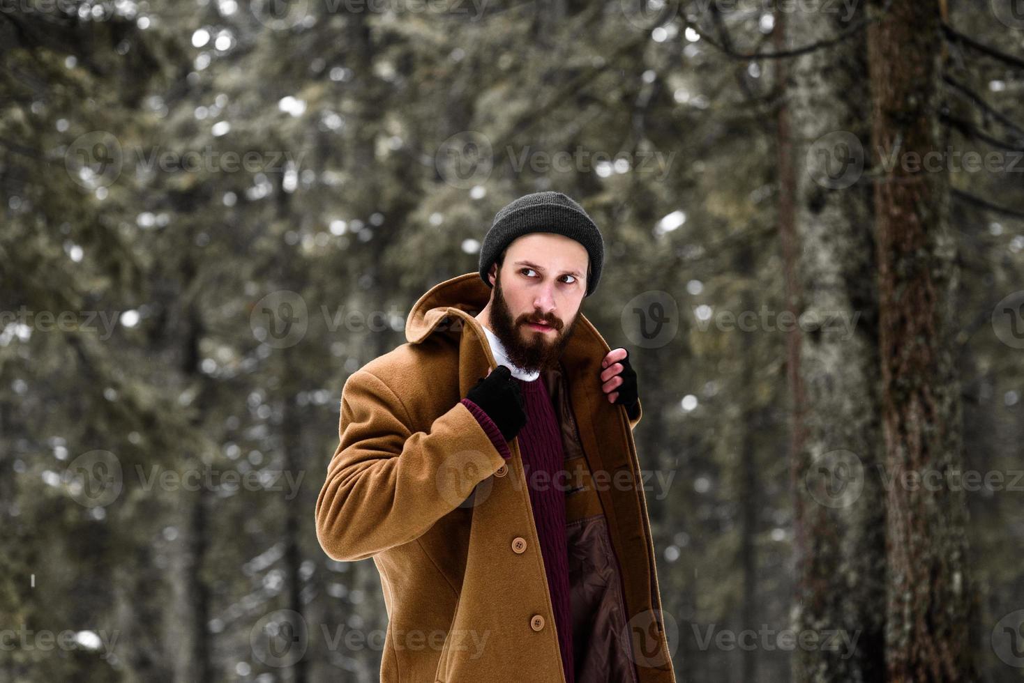 hombre en el bosque de invierno foto