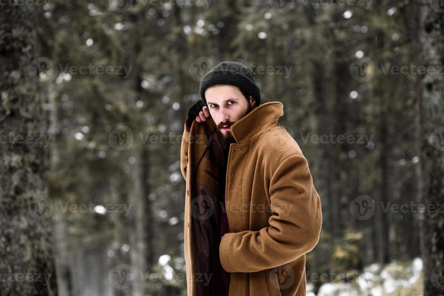 hombre en el bosque de invierno foto