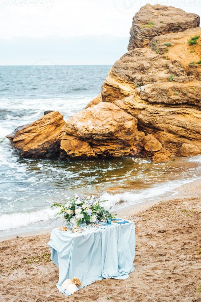 Área de ceremonia de boda en la playa de arena. foto