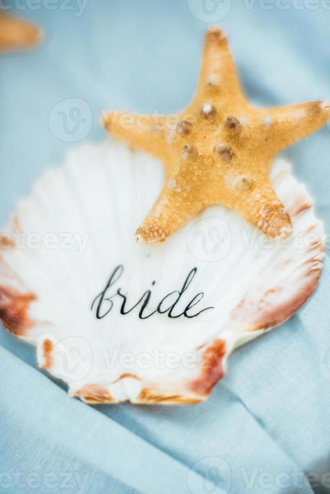decoración de boda con estrellas de mar y conchas marinas foto