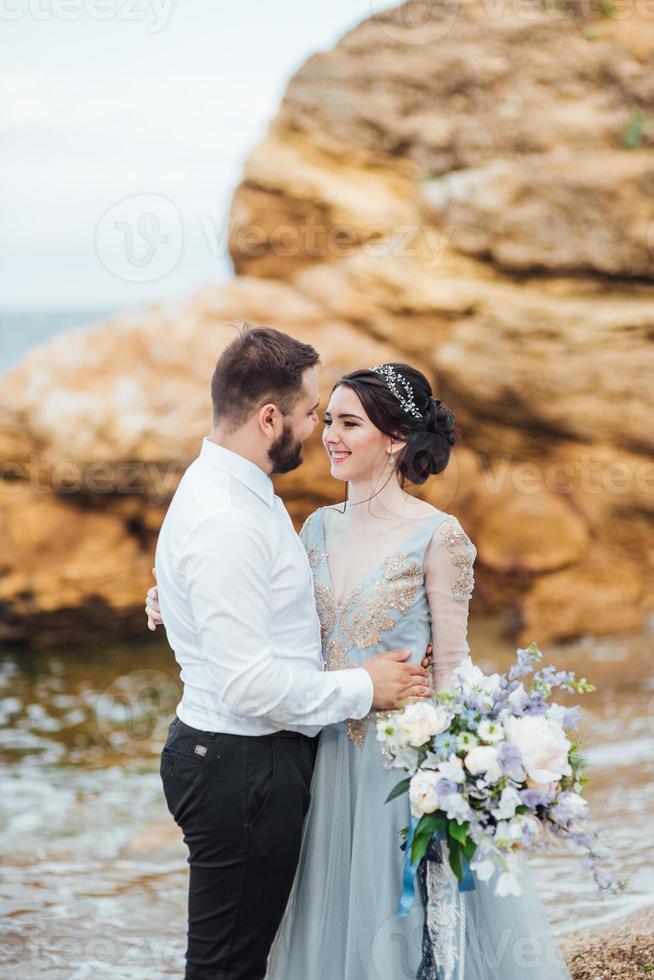 misma pareja con una novia con un vestido azul a pie foto