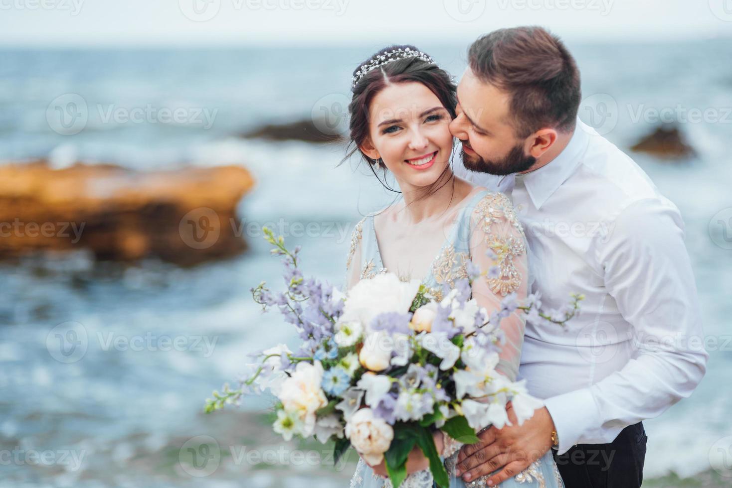 misma pareja con una novia con un vestido azul a pie foto